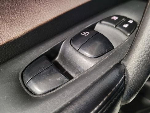 Used 2018 Nissan Rogue S image 27