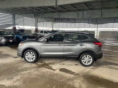 Used 2018 Nissan Rogue Sport SV image 2