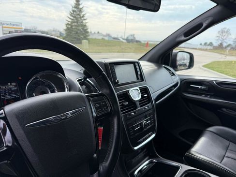 Used 2014 Chrysler Town & Country S image 16