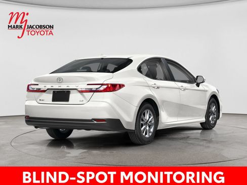 Used 2025 Toyota Camry SE FWD image 3