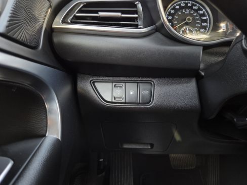 Used 2025 Genesis G70 2.5T image 35