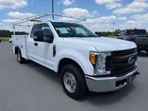 Used 2017 Ford F250 XL w/ Power Equipment Group RWD image 1