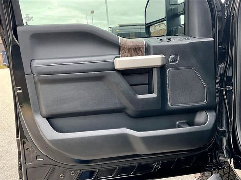 Used 2017 Ford F250 Lariat w/ Lariat Value Package image 21