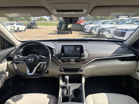 Used 2025 Nissan Altima 2.5 SV FWD image 33
