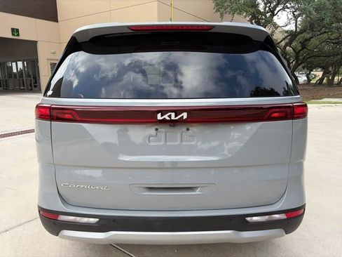 Used 2022 Kia Carnival EX FWD image 4