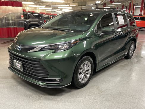 Used 2025 Toyota Sienna XLE image 5