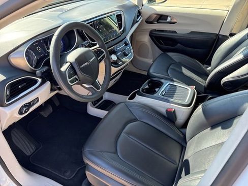 Used 2024 Chrysler Pacifica Touring-L image 12