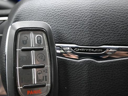 Used 2023 Chrysler Pacifica Touring-L FWD image 45