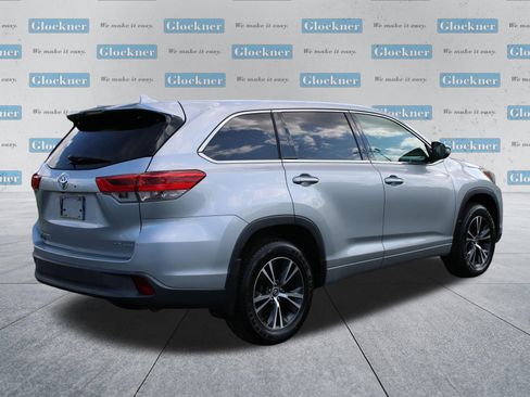 Used 2018 Toyota Highlander Plus w/ Carpet Mat Package (TMS) AWD/4WD image 6