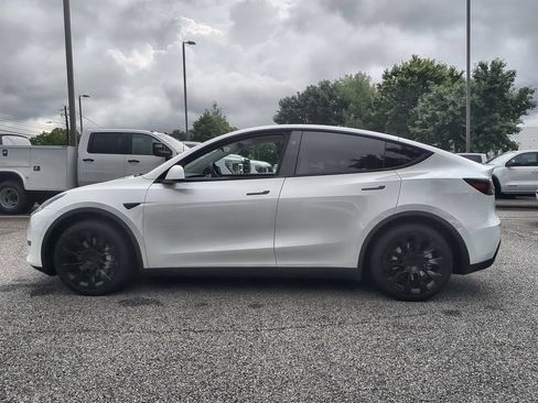 Used 2023 Tesla Model Y 2WD image 5
