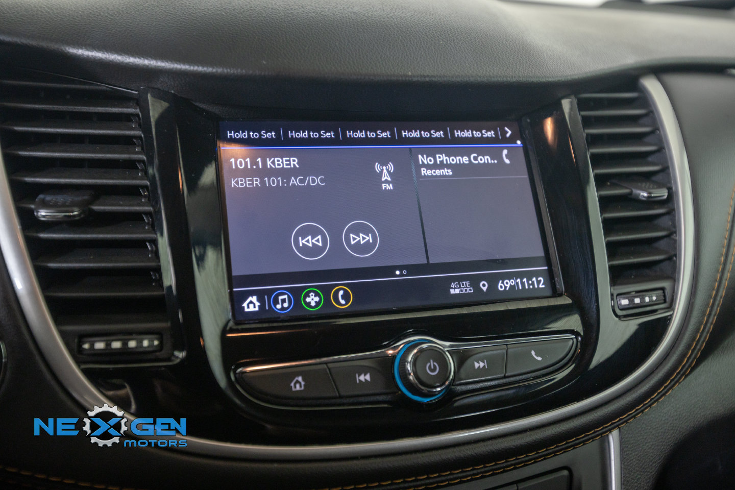 Used 2022 Chevrolet Trax LT w/ Midnight Edition AWD/4WD image 18