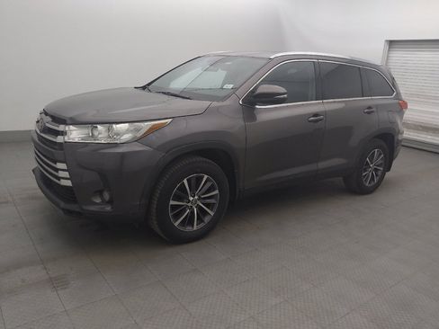 Used 2019 Toyota Highlander XLE AWD/4WD image 2
