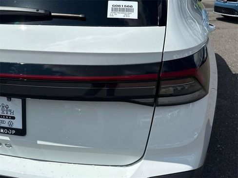 New 2025 Volkswagen Taos SE FWD image 9