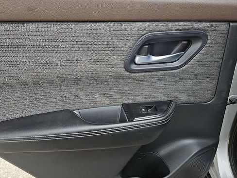 Used 2022 Nissan Rogue SV image 16