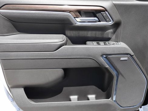 Used 2025 Chevrolet Silverado 1500 LT Trail Boss w/ Convenience Package II AWD/4WD image 9