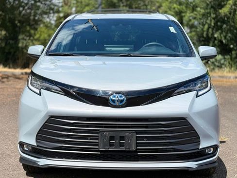 Used 2025 Toyota Sienna XLE Woodland Edition AWD/4WD image 8