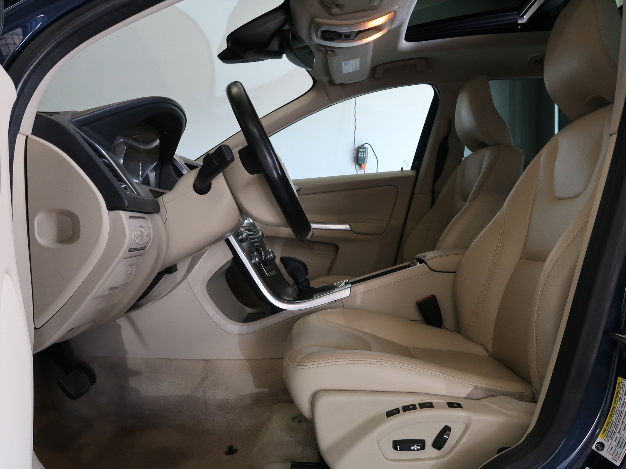Used 2015 Volvo XC60 T5 Premier w/ Proximity Package FWD image 28