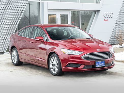 Used 2017 Ford Fusion SE image 2