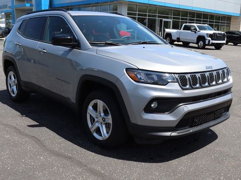 Used 2024 Jeep Compass Latitude w/ Sun and Sound Group AWD/4WD image 2