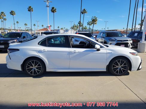 Certified 2021 Toyota Camry SE image 3