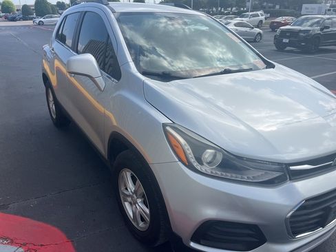Used 2020 Chevrolet Trax LT w/ LT Convenience Package FWD image 3