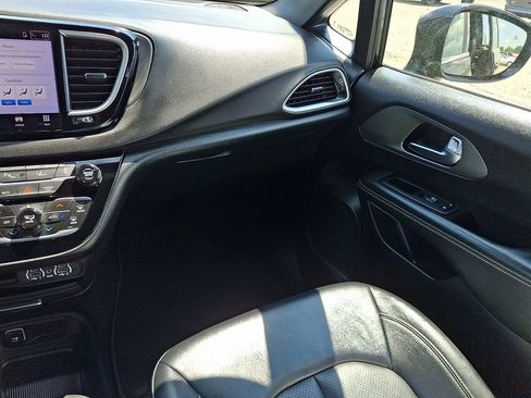 Used 2025 Chrysler Pacifica Select FWD image 17