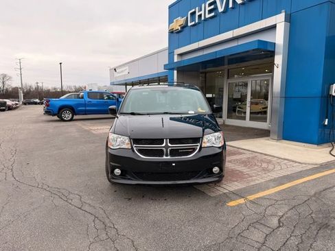 Used 2019 Dodge Grand Caravan SXT image 2