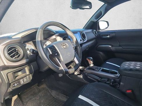 Used 2019 Toyota Tacoma TRD Sport image 9