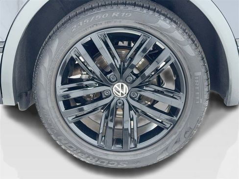 Used 2022 Volkswagen Tiguan SE R-Line image 58