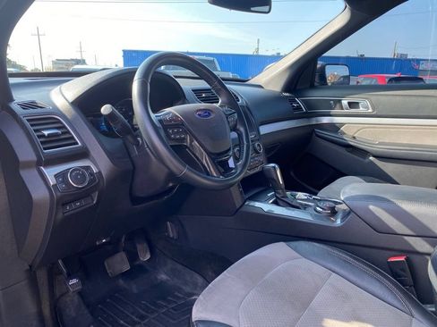 Used 2017 Ford Explorer XLT w/ XLT Technology Feature Bundle AWD/4WD image 8
