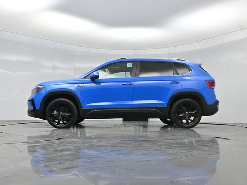 Used 2023 Volkswagen Taos SE w/ Panoramic Sunroof Package FWD image 6