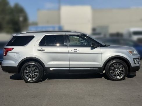 Used 2016 Ford Explorer XLT w/ Equipment Group 202A AWD/4WD image 9