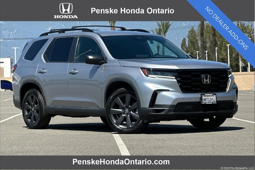 Used 2025 Honda Pilot Sport image 1