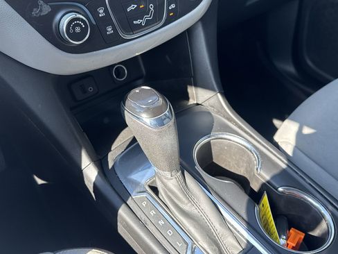 Used 2018 Chevrolet Equinox LS image 19