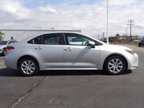 Used 2025 Toyota Corolla LE FWD image 4