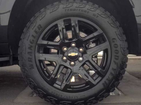 Used 2025 Chevrolet Suburban LS RWD image 8