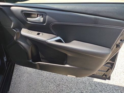 Used 2017 Toyota Camry XLE w/ Moonroof Package FWD image 23