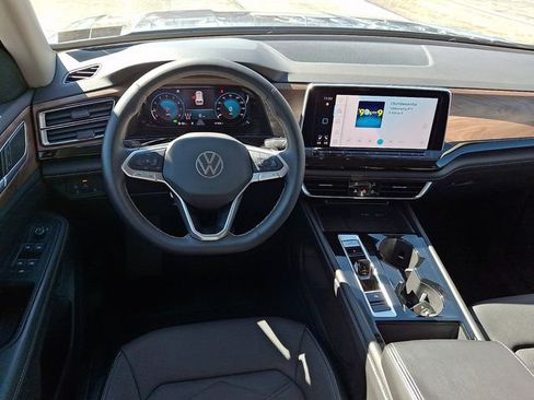 Used 2025 Volkswagen Atlas SE image 14