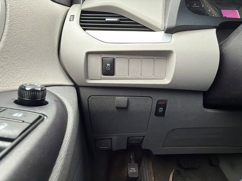 Used 2016 Toyota Sienna LE image 24