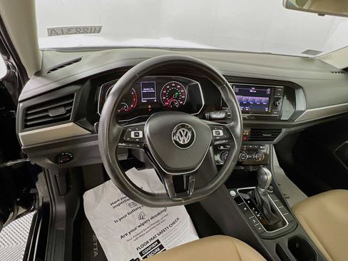 Used 2019 Volkswagen Jetta SE w/ Cold Weather Package image 11