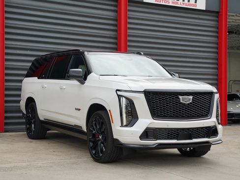 Used 2025 Cadillac Escalade ESV V image 5