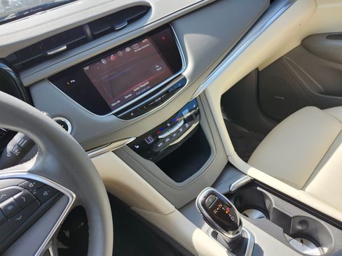 Used 2017 Cadillac XT5 Luxury w/ Driver Awareness Package FWD image 32