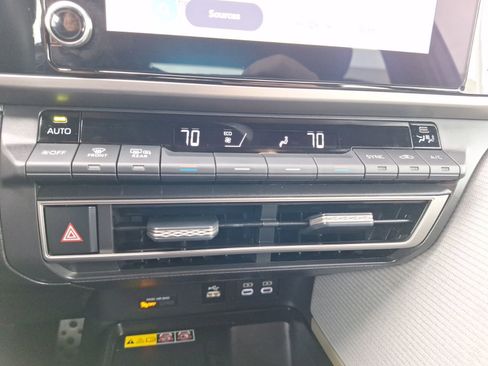 Used 2025 Toyota Camry SE image 27