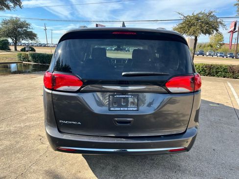 Used 2018 Chrysler Pacifica Touring-L image 6