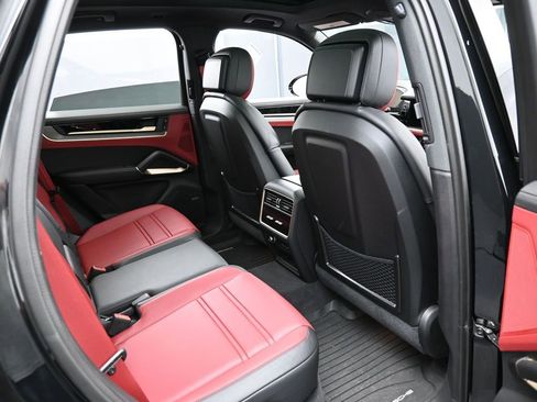 Used 2025 Porsche Cayenne S image 28