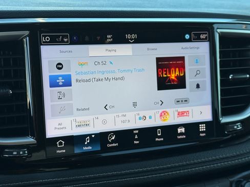 Used 2024 Chrysler Pacifica Select image 21