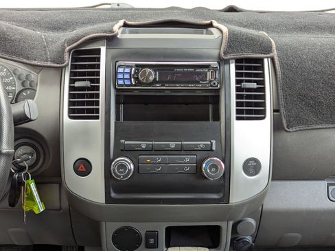 Used 2010 Nissan Frontier SE image 18