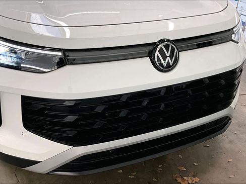 Used 2025 Volkswagen Tiguan SE image 32