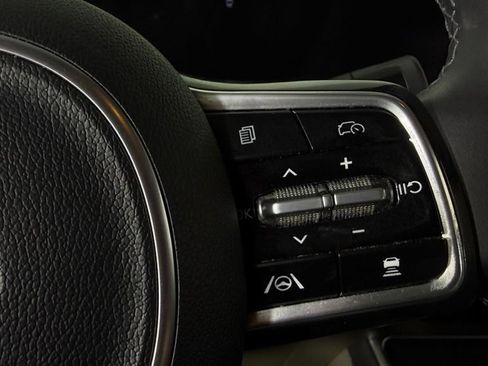 Used 2025 Kia Carnival FWD image 18