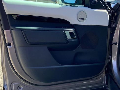 Used 2025 Land Rover Discovery S image 10